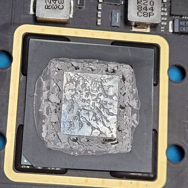 Układ graficzny MacBooka Pro pokryty starą, rozwarstwioną pastą termoprzewodzącą