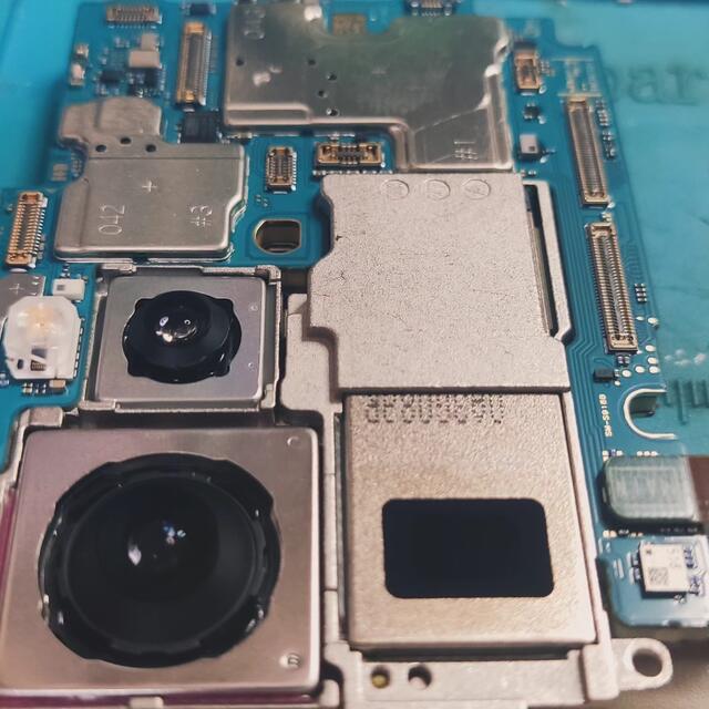 Otwarty Samsung: płyta główna, moduły aparatów i metalowe osłony układów